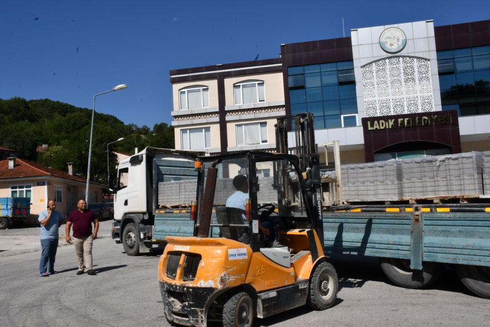 Parke Taş ve Tadilat Çalışmaları