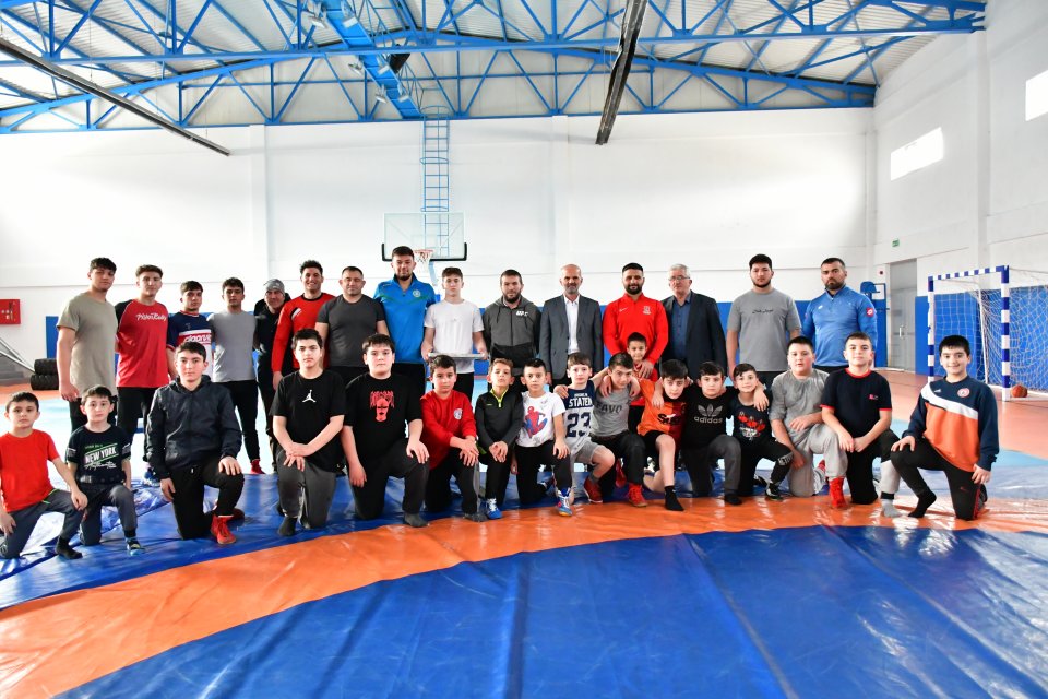 Ladik Belediye Başkanımız Adnan Topal, Genç Güreşçileri Ziyaret Etti